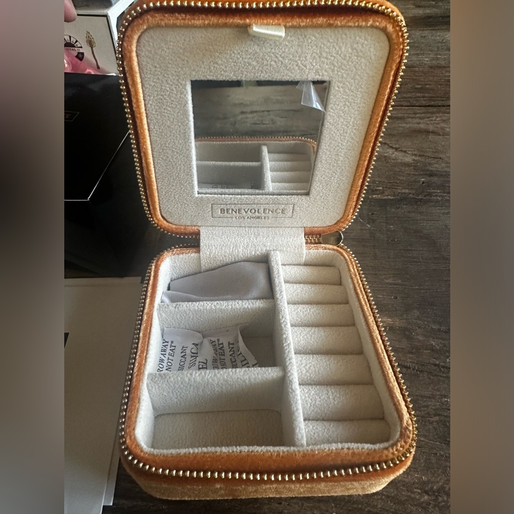 Adorable travel jewelry box. Bought too many. Great as gifts!